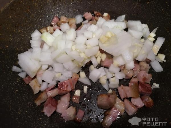 Рецепт: Капуста тушеная с лисичками - С помидорами, любистком и копченостями