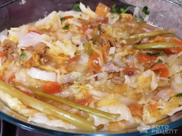 Рецепт: Капуста тушеная с лисичками - С помидорами, любистком и копченостями