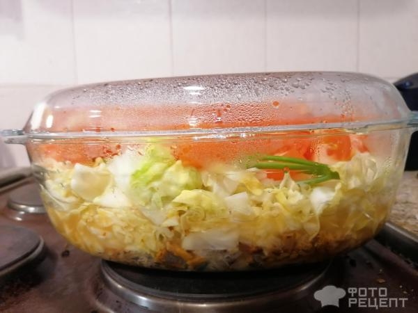 Рецепт: Капуста тушеная с лисичками - С помидорами, любистком и копченостями