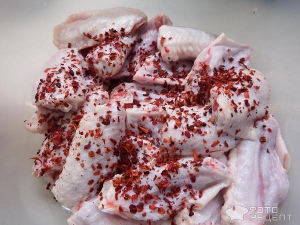 Рецепт: Куриные крылышки на морковной подушке - в майонезном маринаде под сырной корочкой