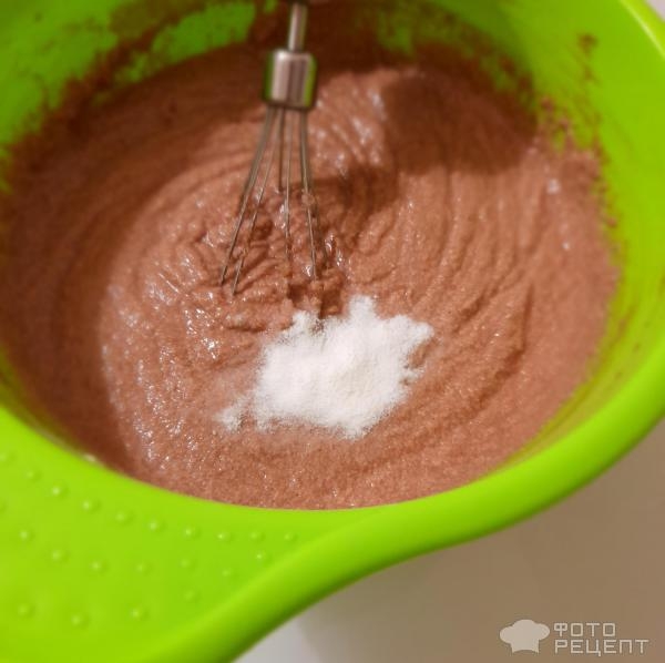 Рецепт: Мини-шарлотка - Шоколадная мини-шарлотка с кусочками яблок, в виде кексиков, в микроволновке.