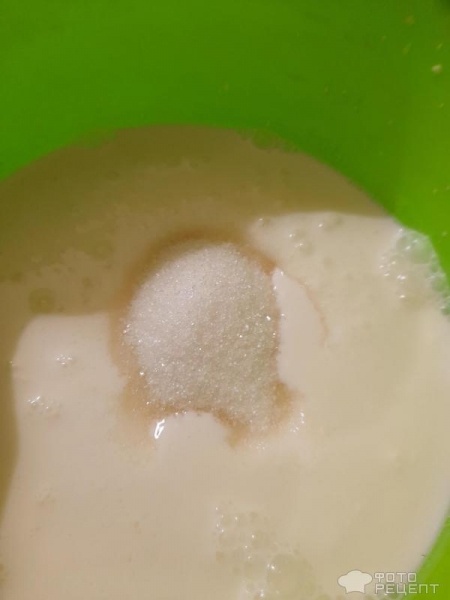 Рецепт: Мини-шарлотка - Шоколадная мини-шарлотка с кусочками яблок, в виде кексиков, в микроволновке.