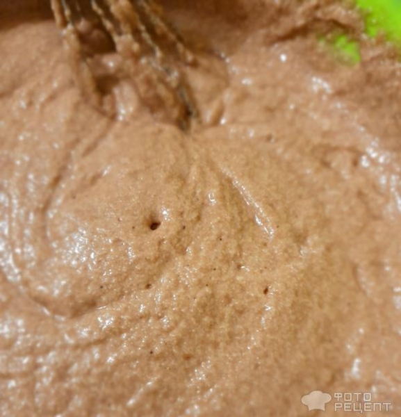 Рецепт: Мини-шарлотка - Шоколадная мини-шарлотка с кусочками яблок, в виде кексиков, в микроволновке.