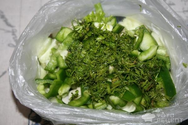 Рецепт: Огурцы малосольные в пакете - Почти салат со сладким перцем