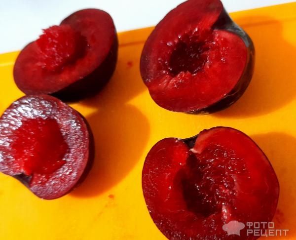 Рецепт: Венский пирог со сливой - Пирог на йогурте, с корицей и красной сливой, крошкой из печенья - невероятно вкусный десерт.