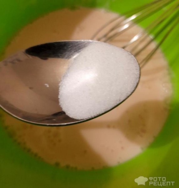 Рецепт: Венский пирог со сливой - Пирог на йогурте, с корицей и красной сливой, крошкой из печенья - невероятно вкусный десерт.