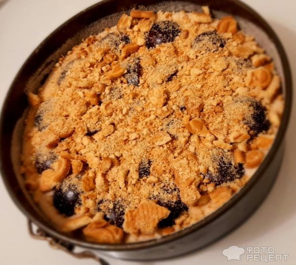 Рецепт: Венский пирог со сливой - Пирог на йогурте, с корицей и красной сливой, крошкой из печенья - невероятно вкусный десерт.