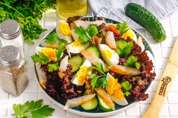 Cалат с окунем горячего копчения Cалат с окунем горячего копчения