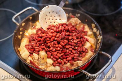 Тушеная фасоль со свининой, копченостями и кофе