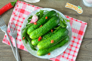 Малосольные огурцы с перцем чили Малосольные огурцы с перцем чили