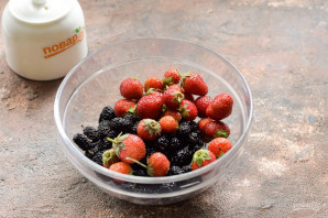 Компот из клубники и шелковицы на зиму