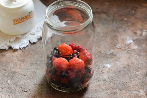 Компот из клубники, малины и смородины на зиму