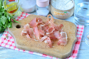 Пицца с прошутто и рукколой