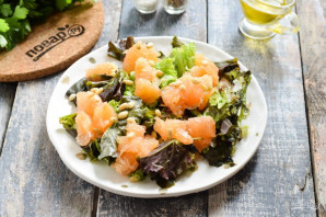 Салат с грейпфрутом и кедровыми орешками