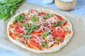 Пицца с прошутто и рукколой
