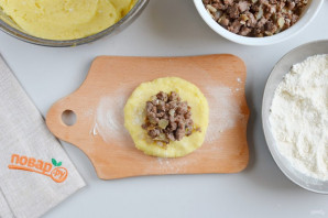 Фаршированные картофельные оладьи Фаршированные картофельные оладьи