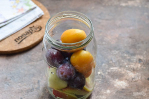 Компот из абрикосов, сливы и яблок на зиму