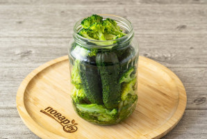 Маринованные огурцы с брокколи на зиму