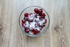 Пирог с ревенем и вишней