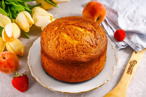 Пирог с клубникой и персиками