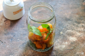 Компот из абрикосов с мятой на зиму Компот из абрикосов с мятой на зиму