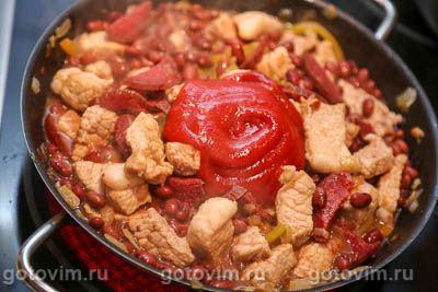 Тушеная фасоль со свининой, копченостями и кофе