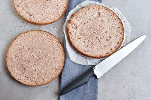 Клубничный торт с шоколадным кремом и глазурью Клубничный торт с шоколадным кремом и глазурью