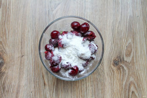 Пирог с ревенем и вишней