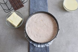 Клубничный торт с шоколадным кремом и глазурью Клубничный торт с шоколадным кремом и глазурью