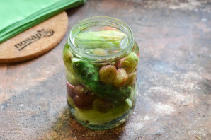 Огурцы с крыжовником на зиму Огурцы с крыжовником на зиму