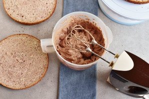 Клубничный торт с шоколадным кремом и глазурью Клубничный торт с шоколадным кремом и глазурью