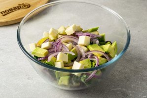 Салат из авокадо с грушей и сыром Салат из авокадо с грушей и сыром