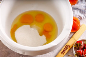 Пирог с клубникой и персиками