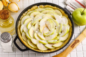 Песочный пирог с вареньем и яблоками Песочный пирог с вареньем и яблоками