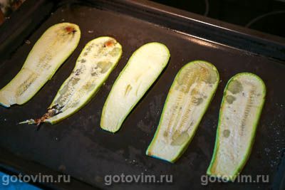 Рулетики из кабачков с беконом и сыром, запеченные в формочках для кексов