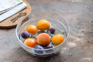 Компот из абрикосов, сливы и яблок на зиму