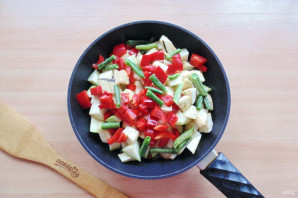 Кабачки тушеные с овощами и перцем Кабачки тушеные с овощами и перцем