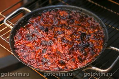 Тушеная фасоль со свининой, копченостями и кофе