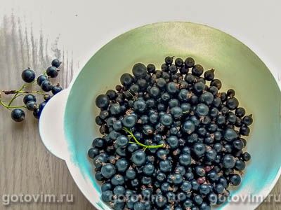 Густой кисель из чёрной смородины с гвоздикой и корицей