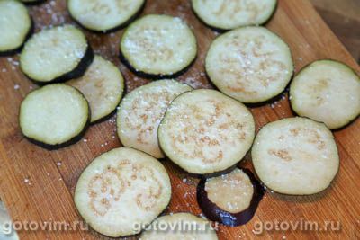Грузинская закуска &laquo;дольки&raquo; из жареных баклажанов с орехами