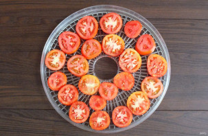 Чипсы из помидоров в сушилке Чипсы из помидоров в сушилке