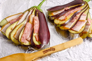 Веер из баклажанов с беконом в духовке