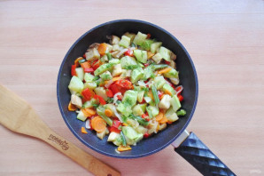 Кабачки тушеные с овощами и перцем Кабачки тушеные с овощами и перцем