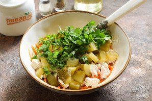 Салат с корейской морковью и маринованными огурцами