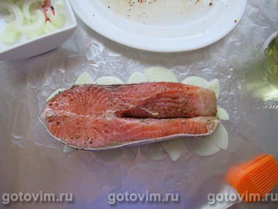 Стейк семги в фольге (с помидорами и сыром) Стейк семги в фольге (с помидорами и сыром)