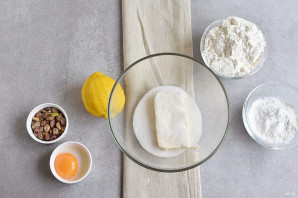 Лимонные колечки с фисташками