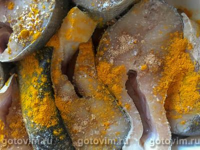 Стейки судака в духовке, маринованные в белом вине и с лемонграссом и куркумой