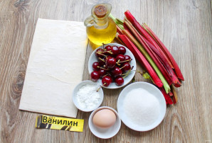 Пирог с ревенем и вишней