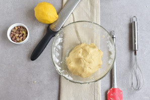 Лимонные колечки с фисташками