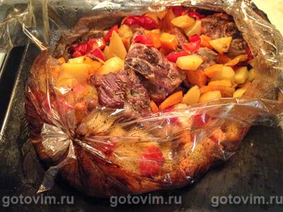 Баранина в рукаве, запеченная с овощами Баранина в рукаве, запеченная с овощами